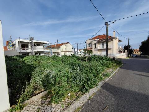 Terreno com Projeto Aprovado para Construção de Moradia T4 | Licença de Construção Paga | Famões | Odivelas