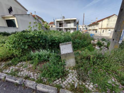 Terreno com Projeto Aprovado para Construção de Moradia T4 | Licença de Construção Paga | Famões | Odivelas