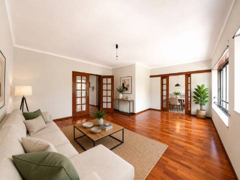 T3+1 Remodelado | Parqueamento | Cozinha Equipada | Amplas Áreas | Benfica