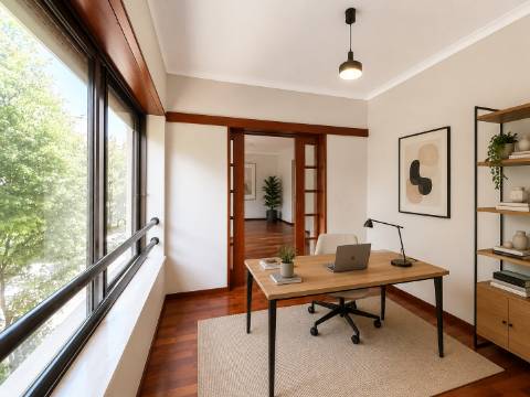 T3+1 Remodelado | Parqueamento | Cozinha Equipada | Amplas Áreas | Benfica
