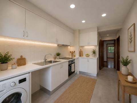 T3+1 Remodelado | Parqueamento | Cozinha Equipada | Amplas Áreas | Benfica