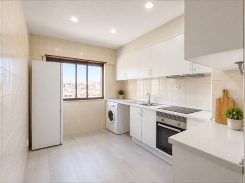 T3+1 Remodelado | Parqueamento | Cozinha Equipada | Amplas Áreas | Benfica
