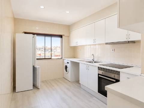 T3+1 Remodelado | Parqueamento | Cozinha Equipada | Amplas Áreas | Benfica