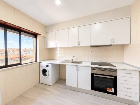 T3+1 Remodelado | Parqueamento | Cozinha Equipada | Amplas Áreas | Benfica
