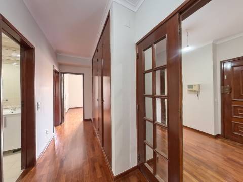 T3+1 Remodelado | Parqueamento | Cozinha Equipada | Amplas Áreas | Benfica