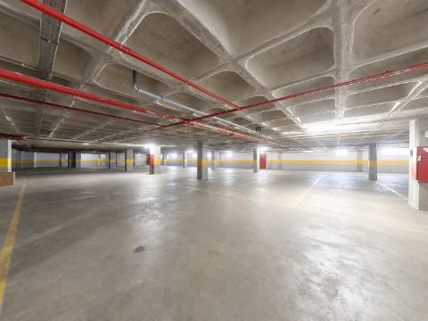 T3+1 Remodelado | Parqueamento | Cozinha Equipada | Amplas Áreas | Benfica