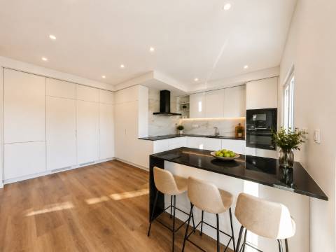 T4 Novo Pronto a Escriturar em Caneças | 2 Suites | Box + Parqueamento | Arrecadação | Classe Energética A+