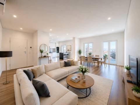 T4 Novo Pronto a Escriturar em Caneças | 2 Suites | Box + Parqueamento | Arrecadação | Classe Energética A+