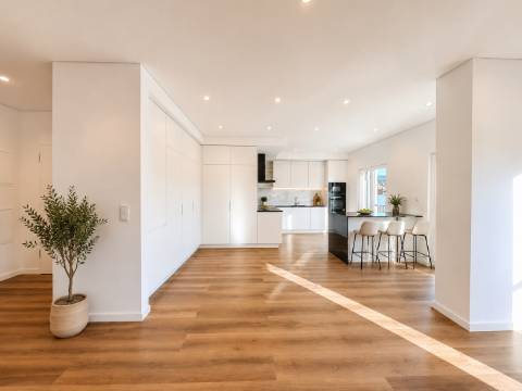 T4 Novo Pronto a Escriturar em Caneças | 2 Suites | Box + Parqueamento | Arrecadação | Classe Energética A+