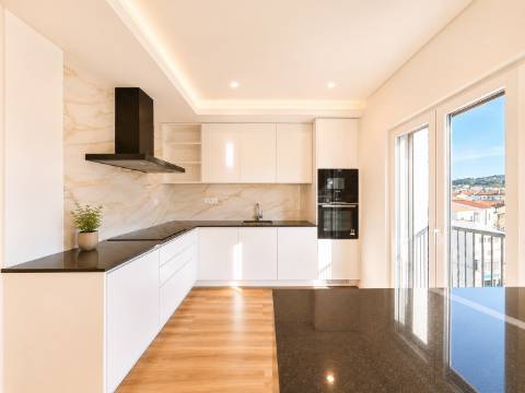 T4 Novo Pronto a Escriturar em Caneças | 2 Suites | Box + Parqueamento | Arrecadação | Classe Energética A+