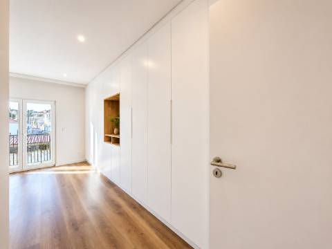 T4 Novo Pronto a Escriturar em Caneças | 2 Suites | Box + Parqueamento | Arrecadação | Classe Energética A+