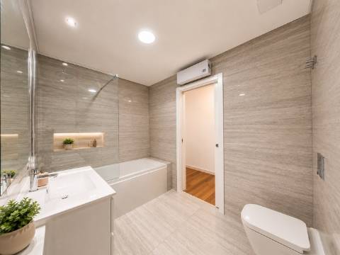 T4 Novo Pronto a Escriturar em Caneças | 2 Suites | Box + Parqueamento | Arrecadação | Classe Energética A+