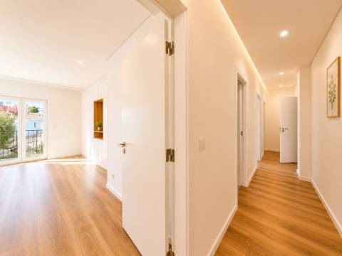 T4 Novo Pronto a Escriturar em Caneças | 2 Suites | Box + Parqueamento | Arrecadação | Classe Energética A+