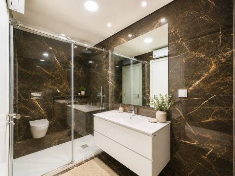 T4 Novo Pronto a Escriturar em Caneças | 2 Suites | Box + Parqueamento | Arrecadação | Classe Energética A+