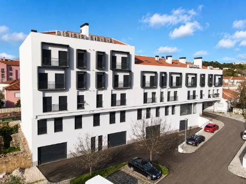T4 Novo Pronto a Escriturar em Caneças | 2 Suites | Box + Parqueamento | Arrecadação | Classe Energética A+