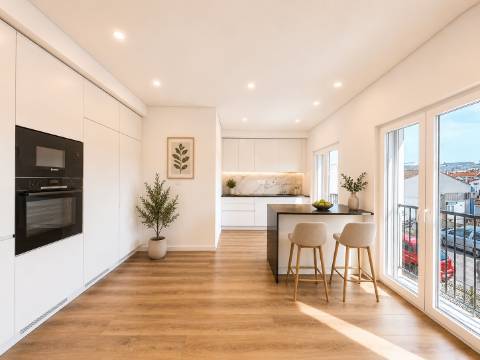 Elegante Apartamento T3 localizado no Centro de Caneças