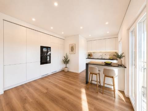 Elegante Apartamento T3 localizado no Centro de Caneças