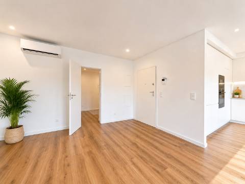 Elegante Apartamento T3 localizado no Centro de Caneças