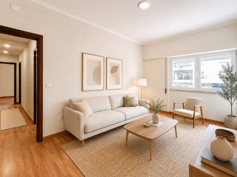 T2 Remodelado no Centro de Odivelas | Excelente Luminosidade | Cozinha Equipada | Disponível Imediatamente