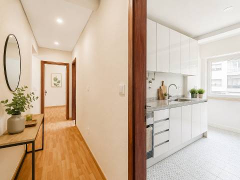 T2 Remodelado no Centro de Odivelas | Excelente Luminosidade | Cozinha Equipada | Disponível Imediatamente