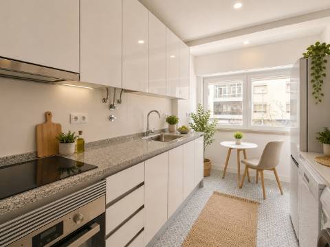 T2 Remodelado no Centro de Odivelas | Excelente Luminosidade | Cozinha Equipada | Disponível Imediatamente