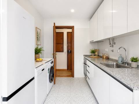 T2 Remodelado no Centro de Odivelas | Excelente Luminosidade | Cozinha Equipada | Disponível Imediatamente