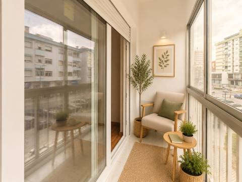 T2 Remodelado no Centro de Odivelas | Excelente Luminosidade | Cozinha Equipada | Disponível Imediatamente