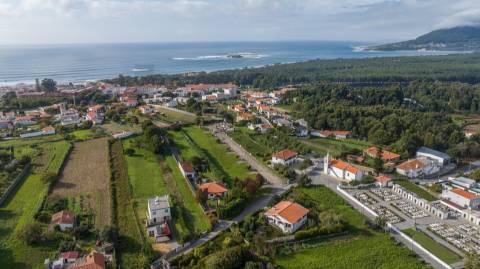 Lote totalmente infraestruturado em Moledo (S.ª Pé da Cruz)