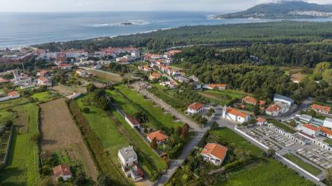 Lote totalmente infraestruturado em Moledo (S.ª Pé da Cruz)