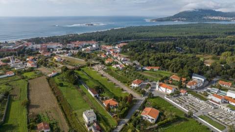 Lote totalmente infraestruturado em Moledo (S.ª Pé da Cruz)