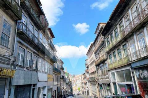 Prédio na Rua 31 de Janeiro e Rua da Madeira, centro do Porto