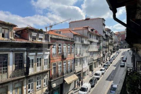 Prédio na Rua 31 de Janeiro e Rua da Madeira, centro do Porto