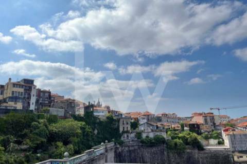 Prédio na Rua 31 de Janeiro e Rua da Madeira, centro do Porto