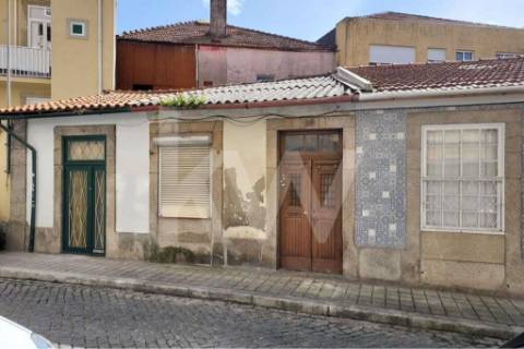 Moradia para renovar na Rua Fontinha - Baixa do Porto