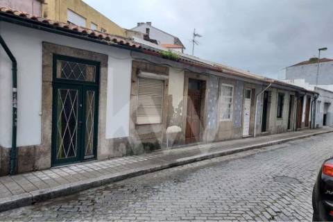 Moradia para renovar na Rua Fontinha - Baixa do Porto