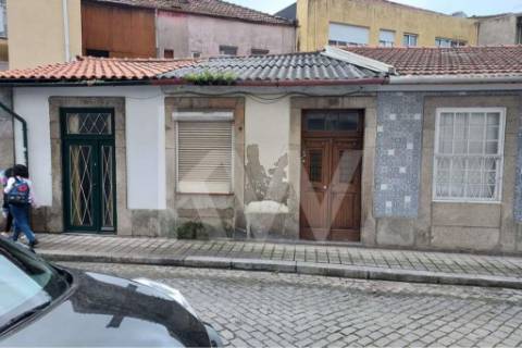 Moradia para renovar na Rua Fontinha - Baixa do Porto