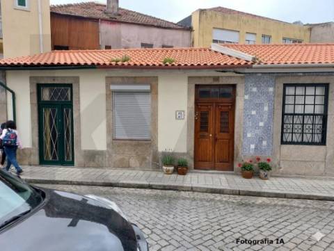 Moradia para renovar na Rua Fontinha - Baixa do Porto