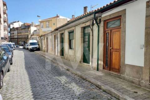 Moradia para renovar na Rua Fontinha - Baixa do Porto