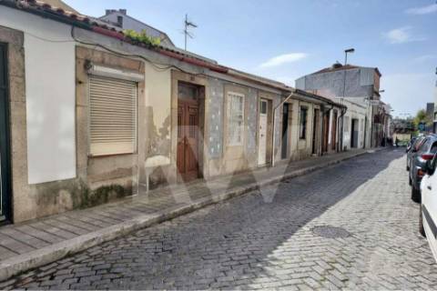 Moradia para renovar na Rua Fontinha - Baixa do Porto