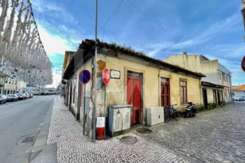 FANTÁSTICO IMÓVEL URBANO PARA CONSTRUÇÃO OU REABILITAÇÃO, NO CENTRO DE OVAR