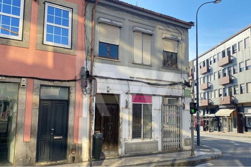 Prédio no centro do Porto com potencial de construção para habitação ou comércio