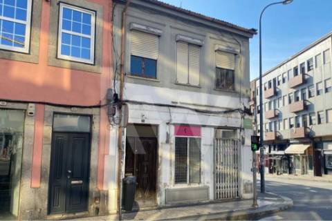 Prédio no centro do Porto com potencial de construção para habitação ou comércio