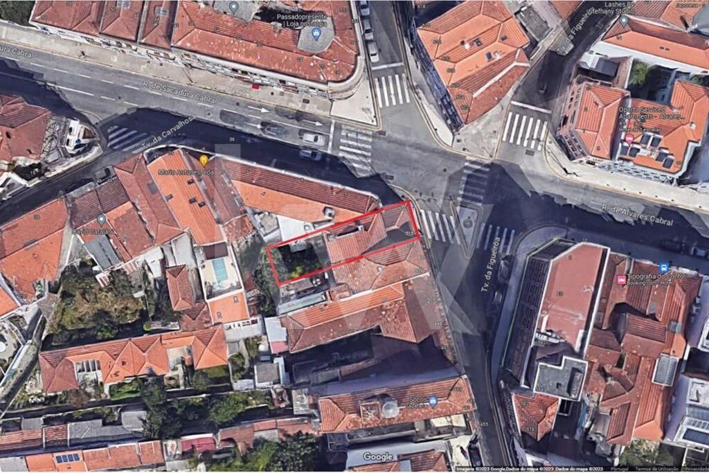 Prédio no centro do Porto com potencial de construção para habitação ou comércio