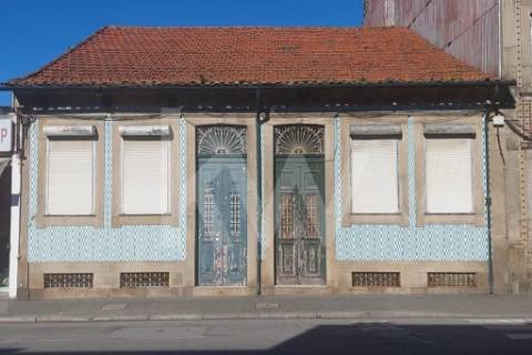 Moradias para reabilitar | Av. do Conde, S.M.Infesta | Terreno 378 m2 | ABC 220 m2