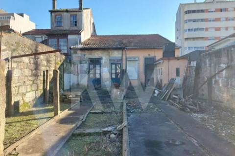 Moradias para reabilitar | Av. do Conde, S.M.Infesta | Terreno 378 m2 | ABC 220 m2