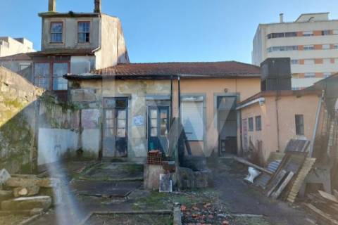 Moradias para reabilitar | Av. do Conde, S.M.Infesta | Terreno 378 m2 | ABC 220 m2