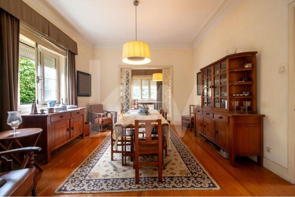 Emblemática Moradia Secular com 4 Frentes Jardim, áreas generosas luminosas e acabamentos de luxo.