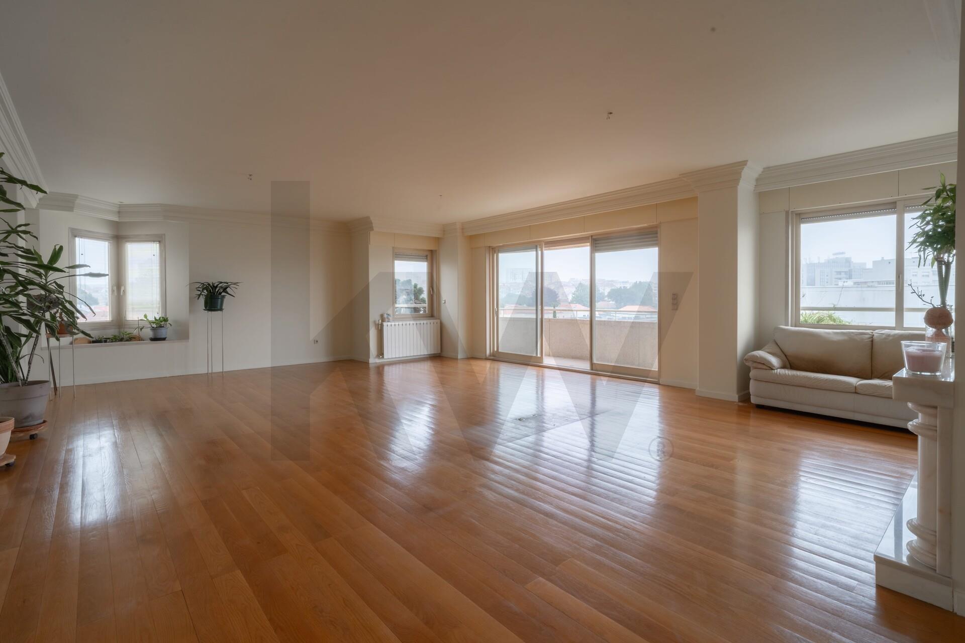 Apartamento T5 de prestígio com garagem na Casa da Música, Porto