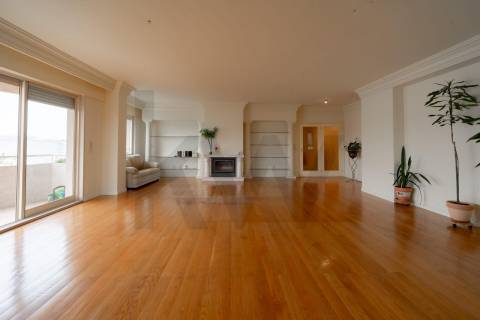Apartamento T5 de prestígio com garagem na Casa da Música, Porto