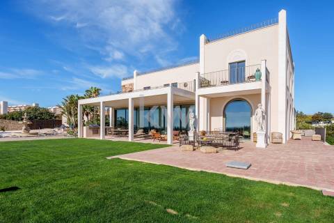 Moradia Icónica à Beira-Mar com Vista Panorâmica e Acesso Direto à Praia – Lagos, Algarve